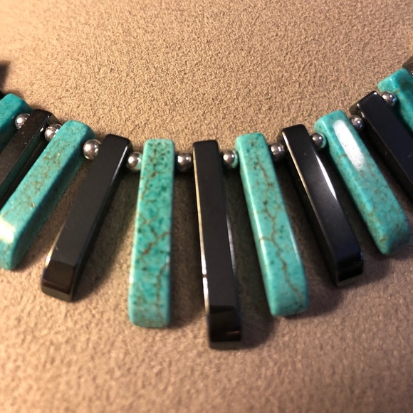 Necklace in turquoise and dark gray beads. - Picture 2 of 3